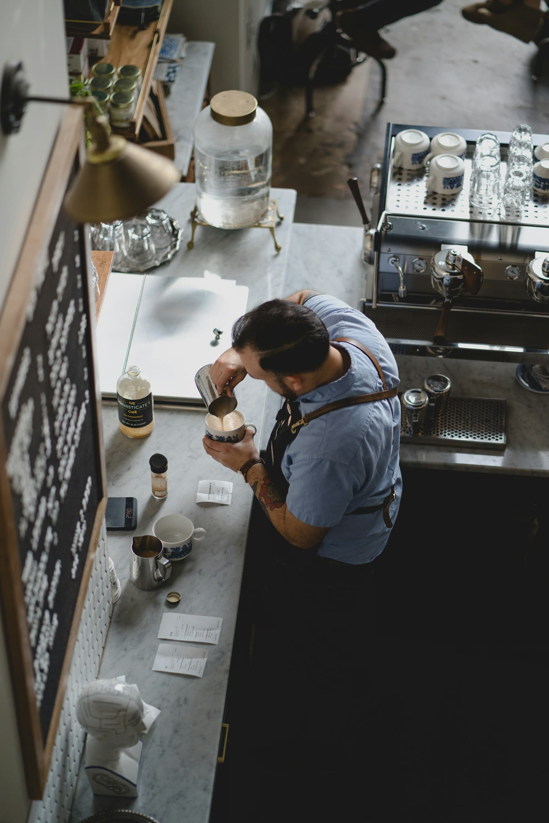 Barista připravuje kávu za pultem