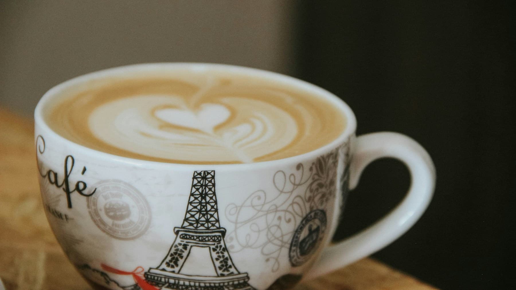 Latte art při přípravě kávy